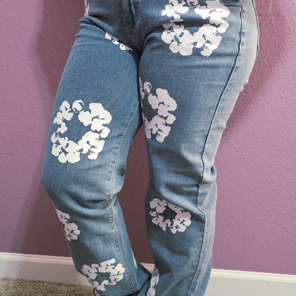 Floral print high waist ,medium washed jeans,straight long ,stretch fabric blue.